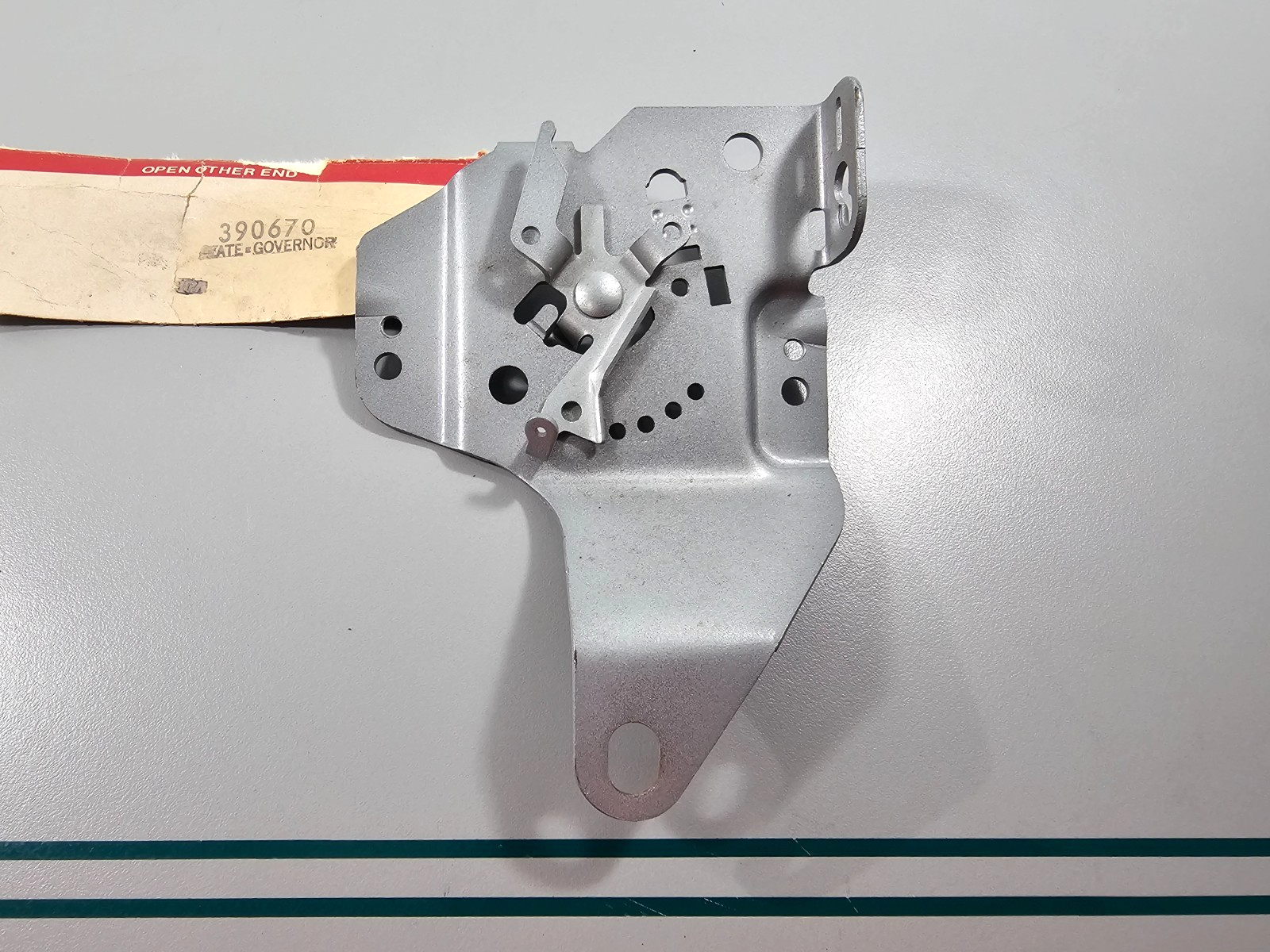 NEW OEM 390670 Briggs & Stratton Governor Plate 0810