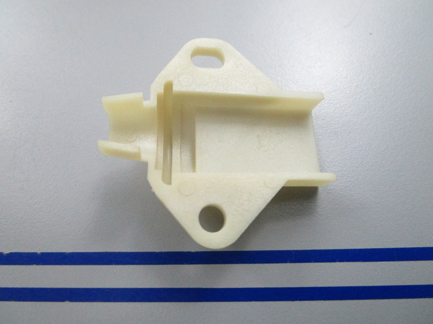 NEW OEM 318225 0318225 OMC Johnson Evinrude Upper Half Mounting Bracket 0810
