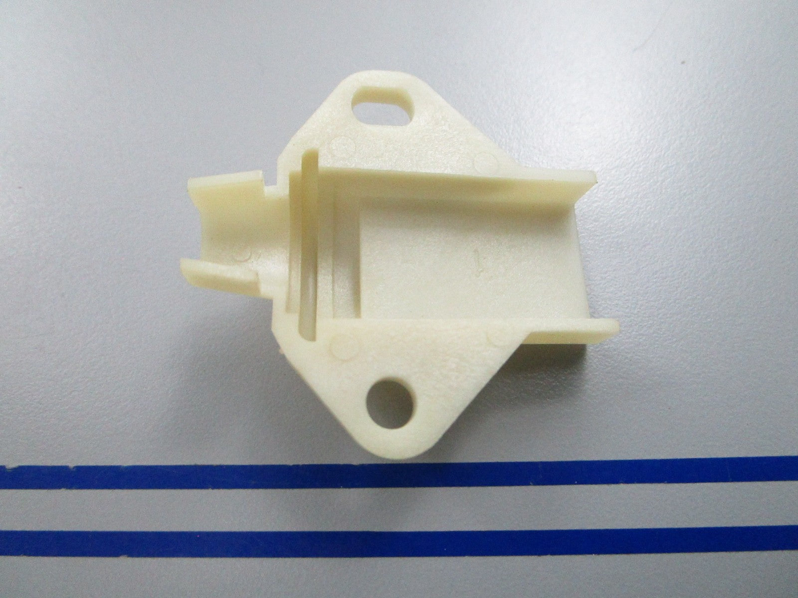 NEW OEM 318225 0318225 OMC Johnson Evinrude Upper Half Mounting Bracket 0810