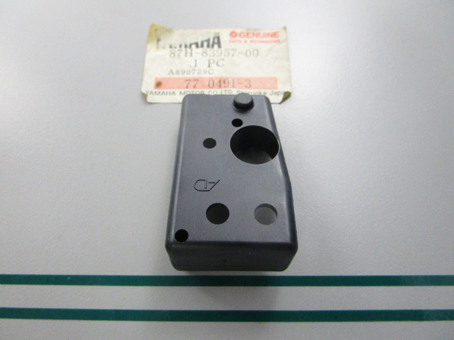 NEW OEM 87H-83957-00-00 Yamaha Lever Holder Cap 0810