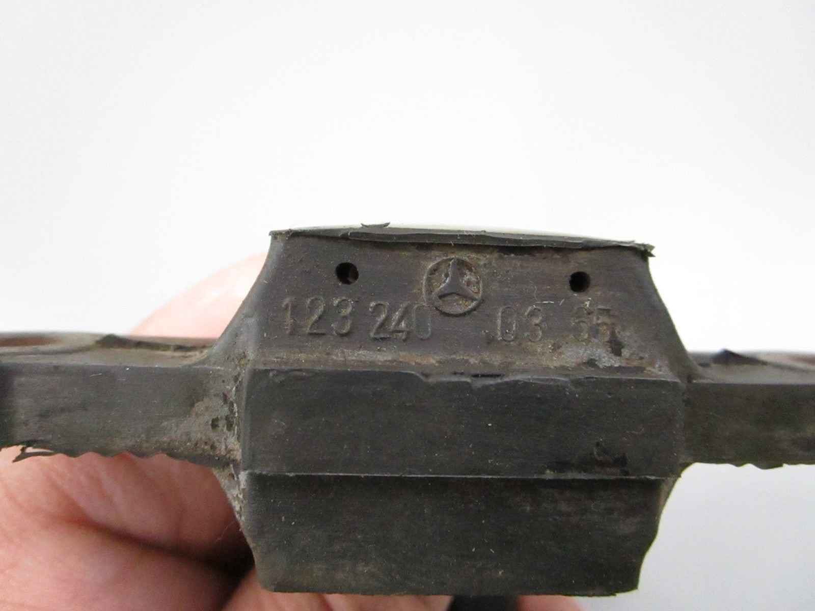 NEW OEM 1232400365 Mercedes-Benz Mount 0810
