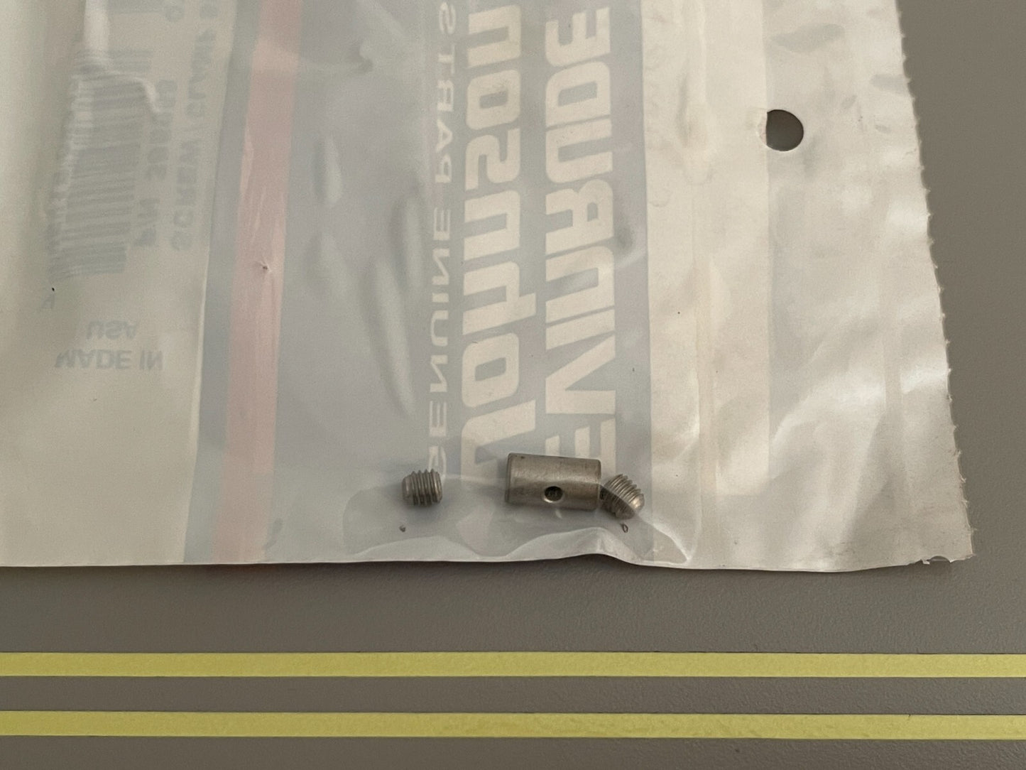 *NEW OEM* 0810 OMC Johnson Evinrude Clamp & Screw Set 385958 0385958