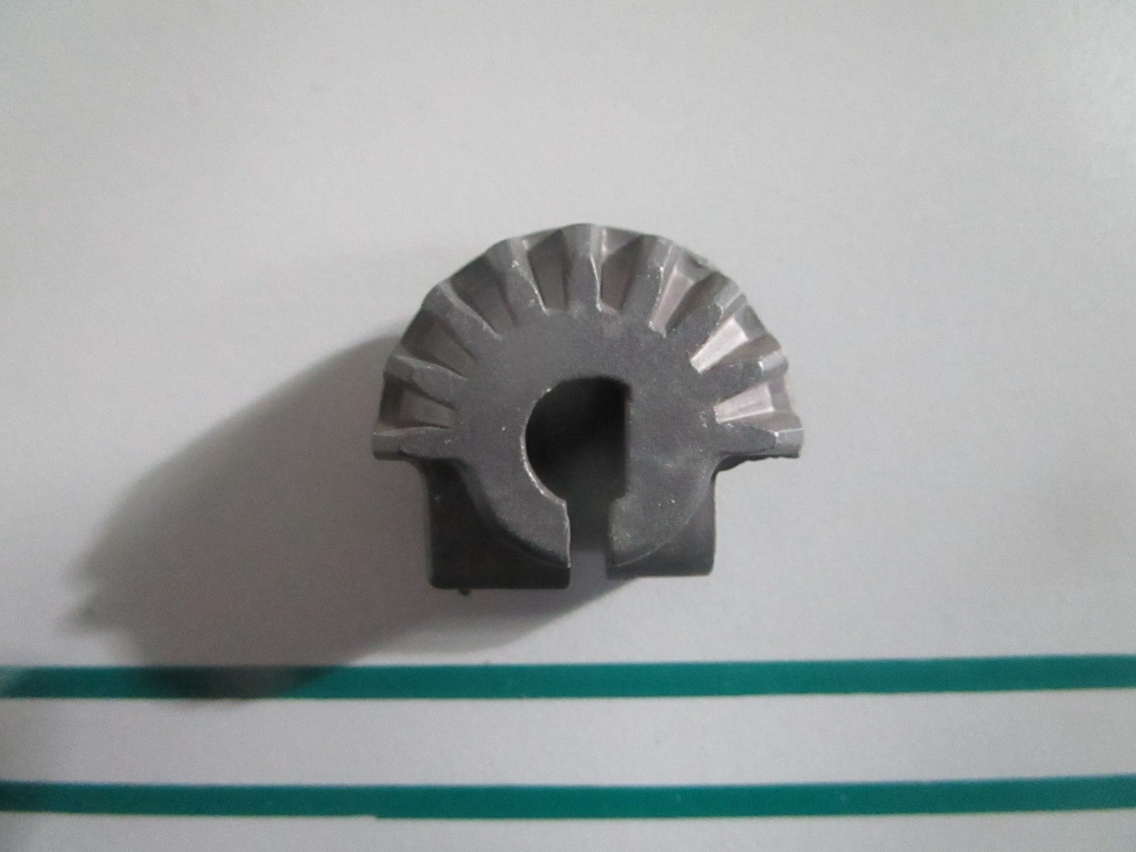 NEW OEM 305617 0305617 OMC Johnson Evinrude 9T Pinion 0820