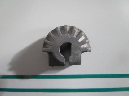 NEW OEM 305617 0305617 OMC Johnson Evinrude 9T Pinion 0820