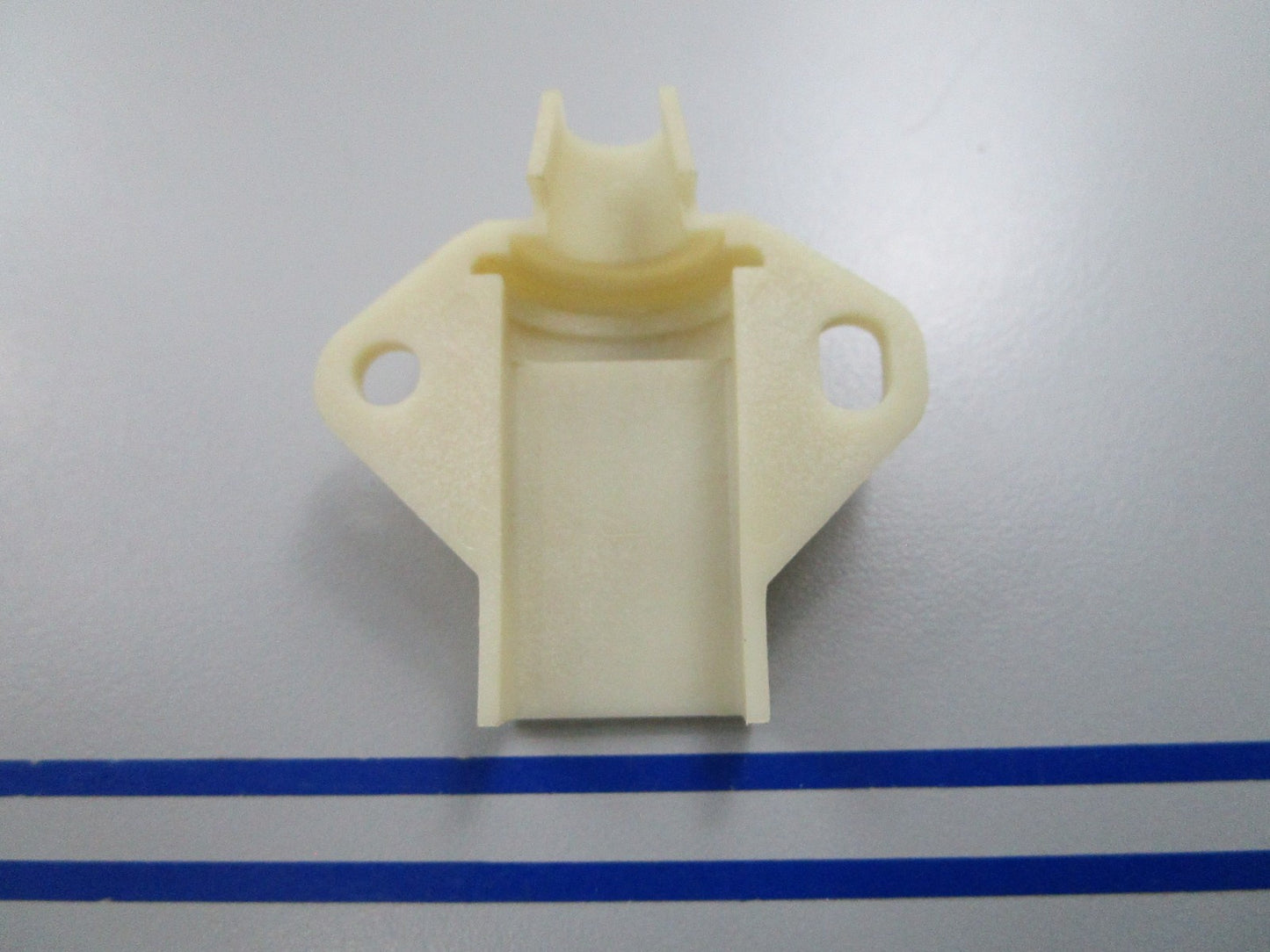 NEW OEM 318225 0318225 OMC Johnson Evinrude Upper Half Mounting Bracket 0810