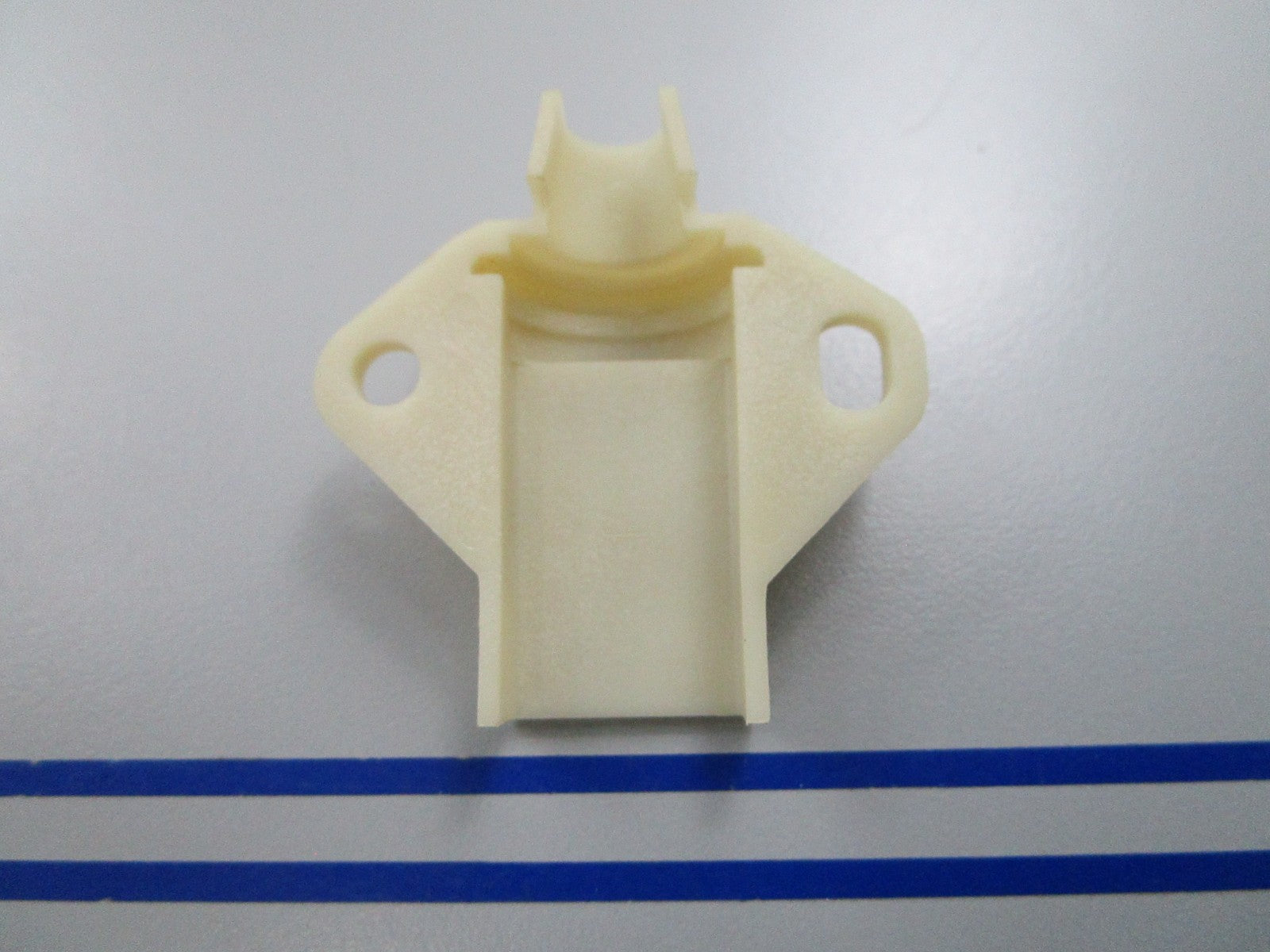 NEW OEM 318225 0318225 OMC Johnson Evinrude Upper Half Mounting Bracket 0810