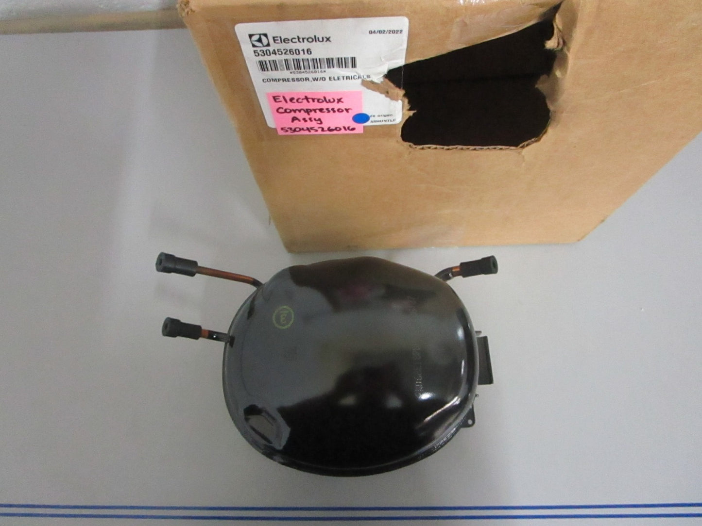 *NEW OEM* 0820 Electrolux Compressor Assy 5304526016
