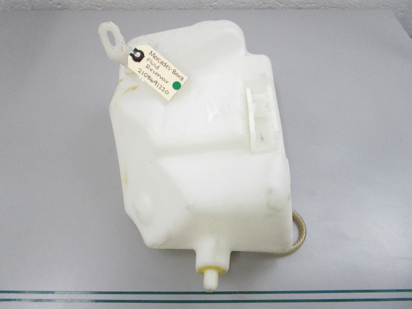 NEW OEM 2108691220 Mercedes-Benz Fluid Reservoir 0810