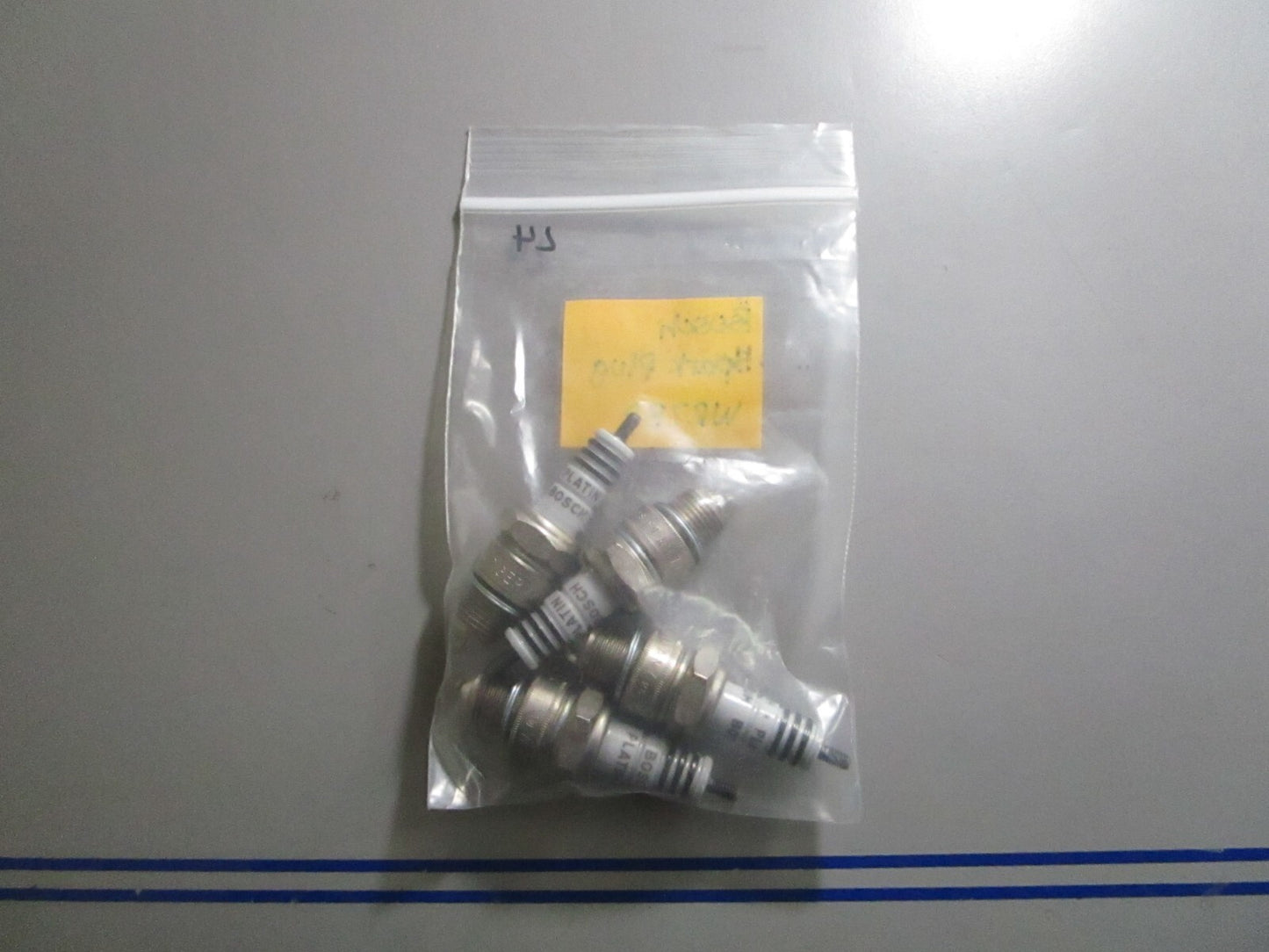 *NEW OEM* (LOT OF 4) 0810 Bosch Spark Plug WR7BP