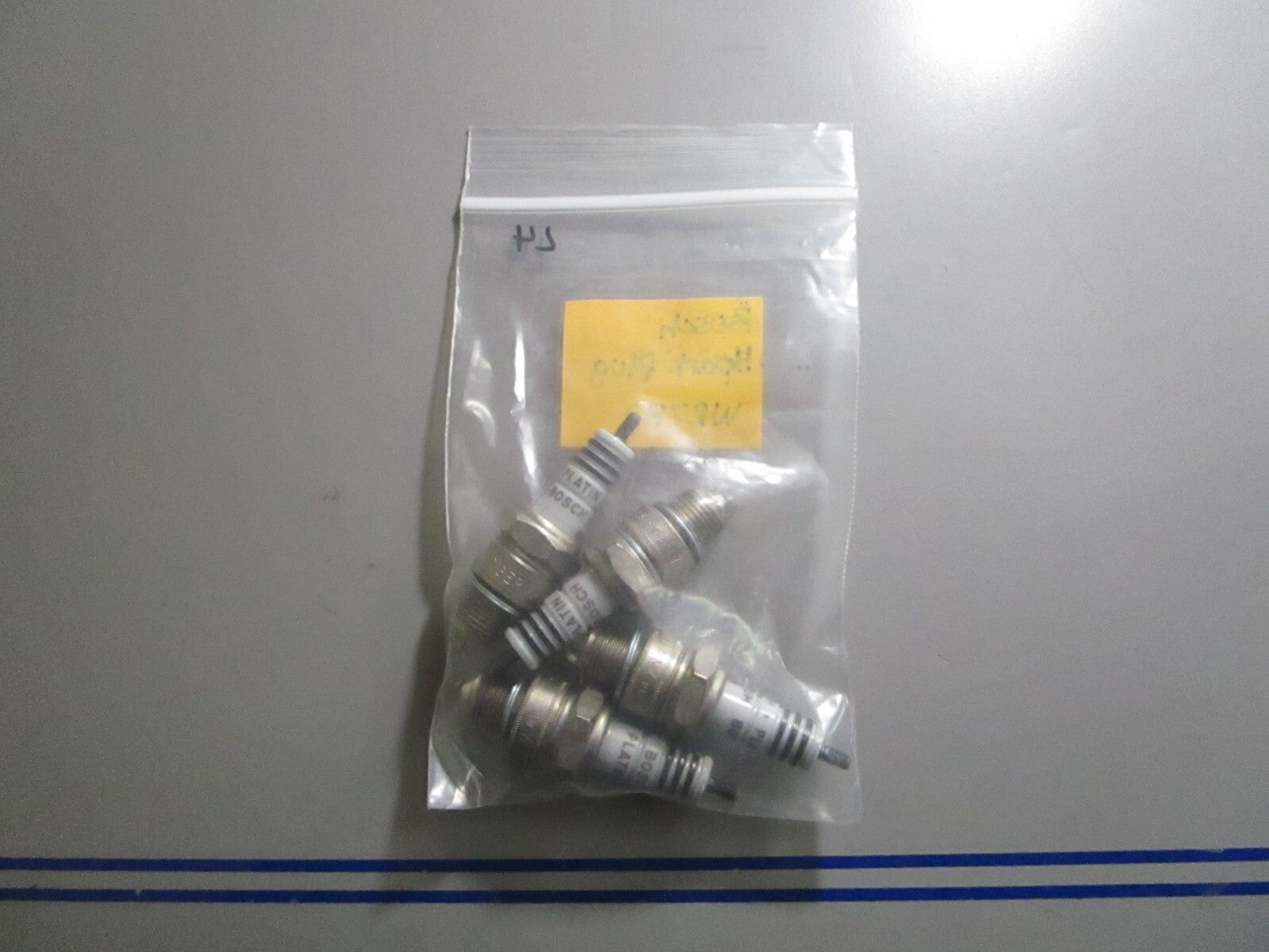 *NEW OEM* (LOT OF 4) 0810 Bosch Spark Plug WR7BP