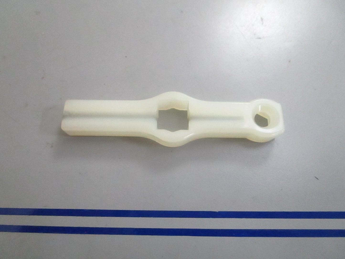 *NEW OEM* 0810 OMC Johnson Evinrude Casing Guide 123141 0123141