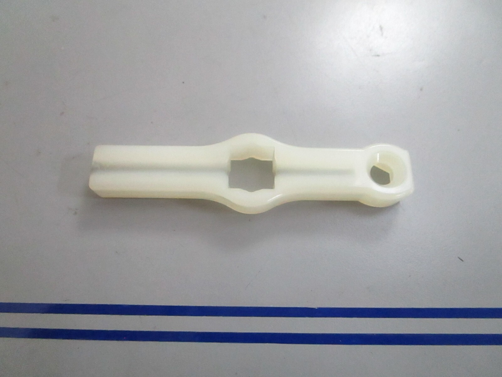 *NEW OEM* 0810 OMC Johnson Evinrude Casing Guide 123141 0123141