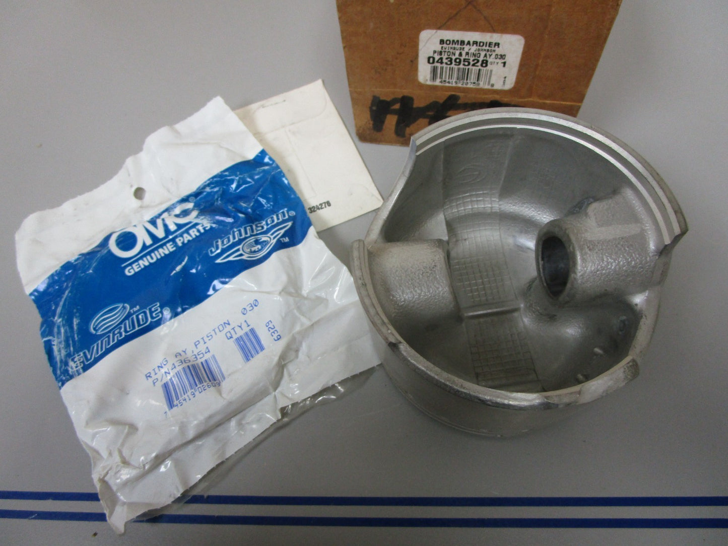 *NEW OEM* 0720 OMC Evinrude 0.030 O.S. STBD Piston & Ring Assembly 439528