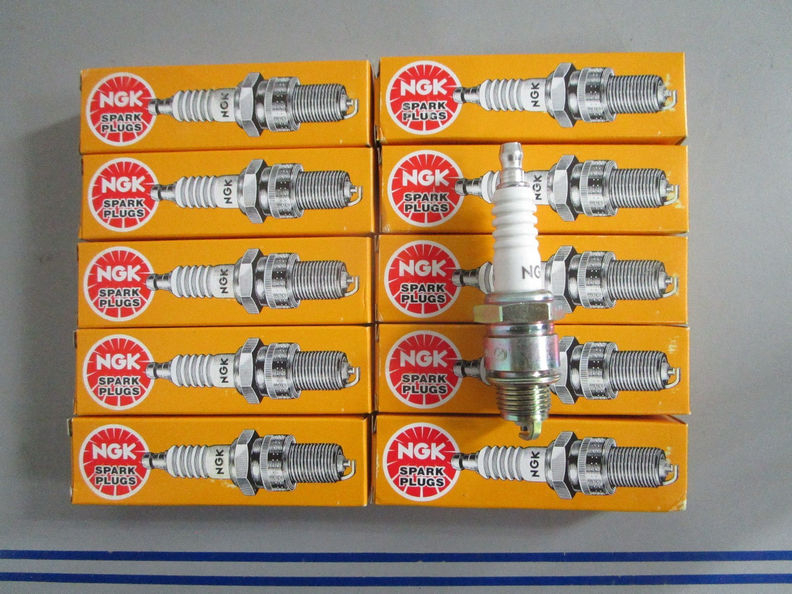 *NEW OEM* (LOT OF 10) 0820 NGK Spark Plug BP8HS