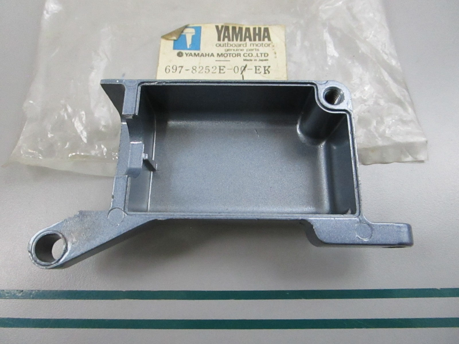 NEW OEM 697-8252E-00-EK Yamaha Cover 0810