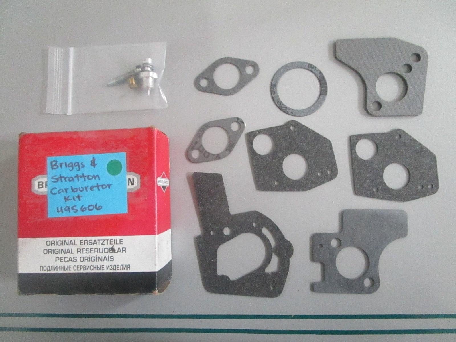 NEW OEM 495606 Briggs & Stratton Carburetor Kit 0820