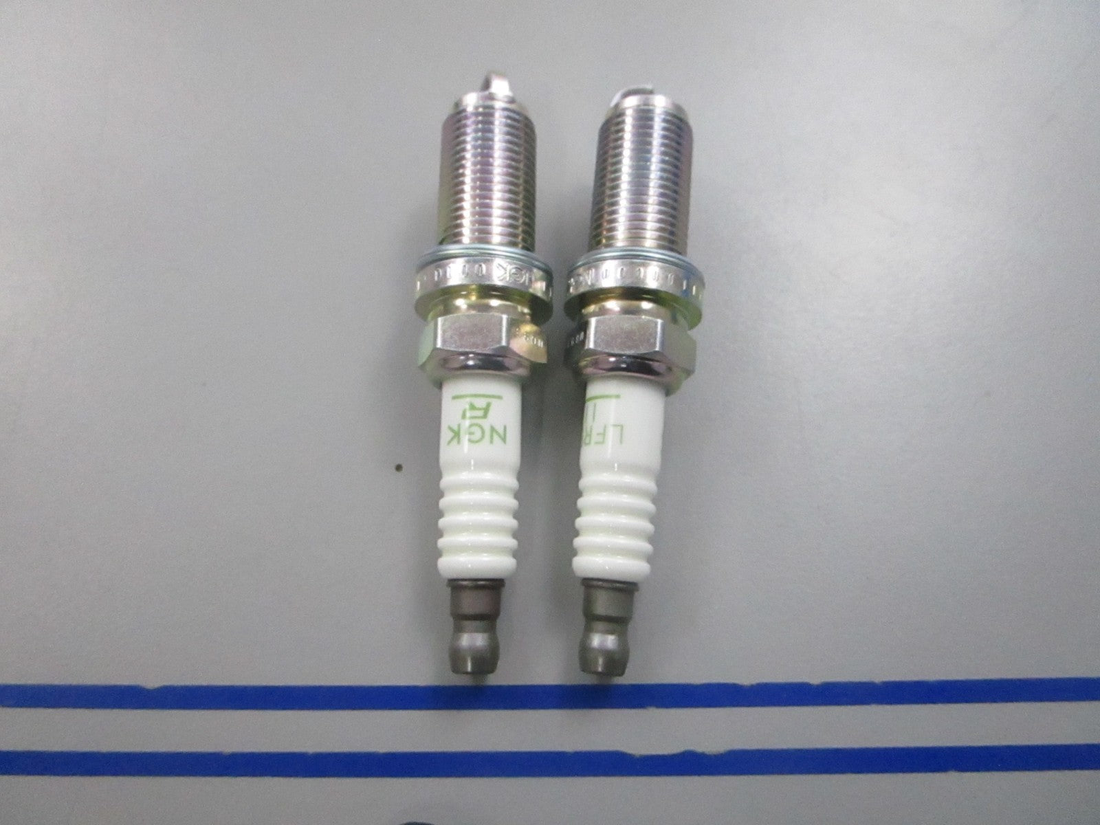 NEW (LOT OF 2) LFR5A-11 NGK V-Power Spark Plug 0810