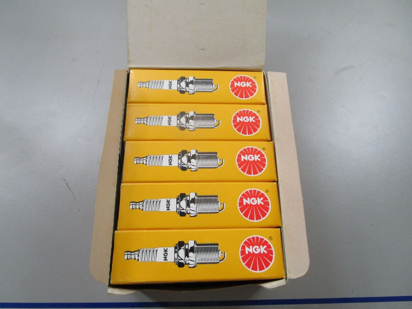 *NEW* (LOT OF 10) 0770 NGK Spark Plug BP7HS-10