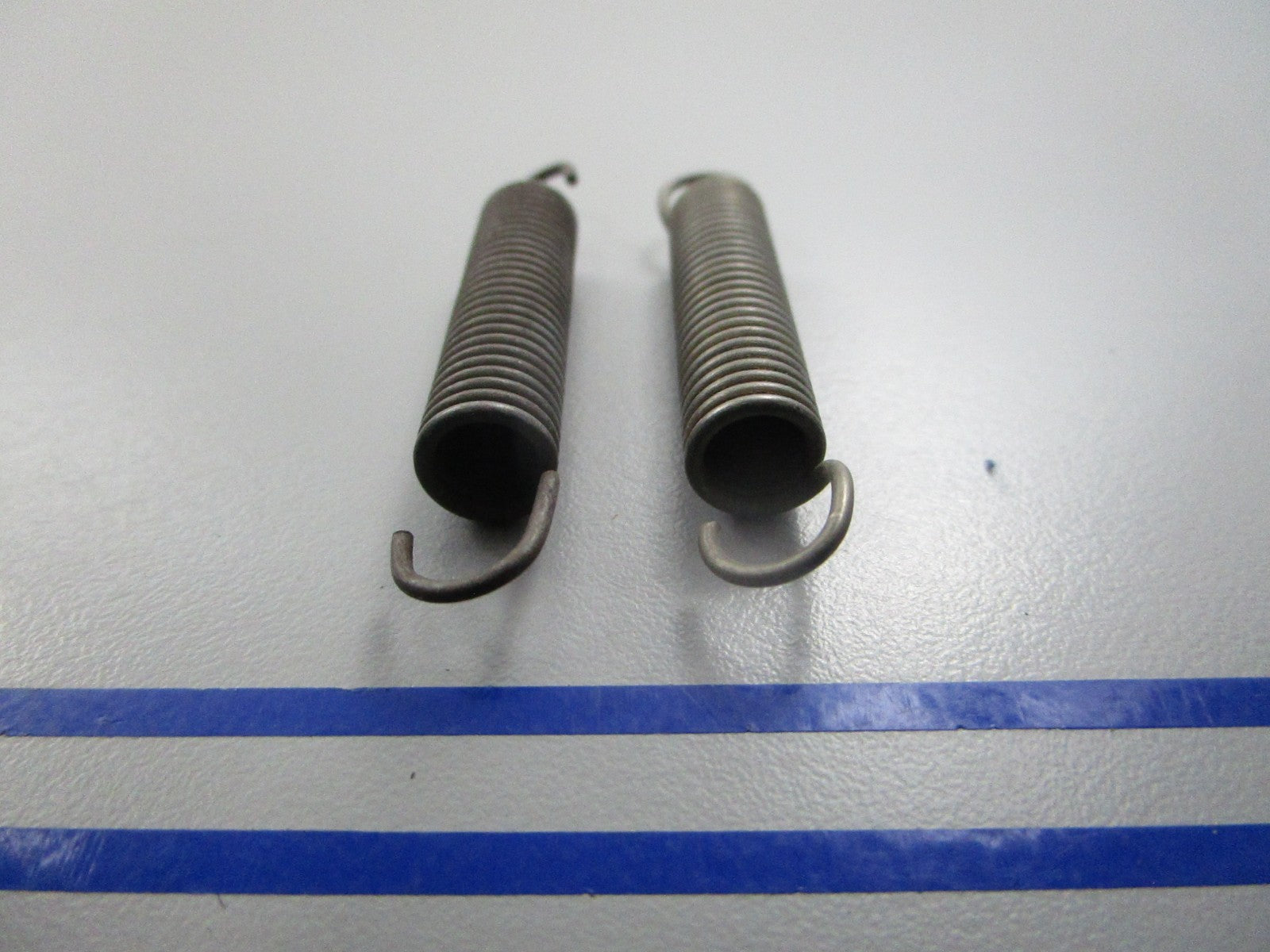 NEW OEM (LOT OF 2) 302736 0302736 OMC Johnson Evinrude Spring 0810