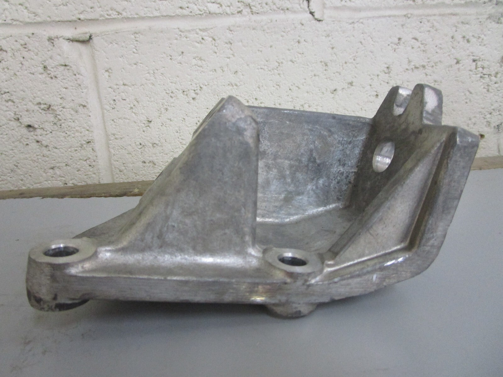 *NEW OEM* 0820 Volvo Penta Engine Bracket 831973