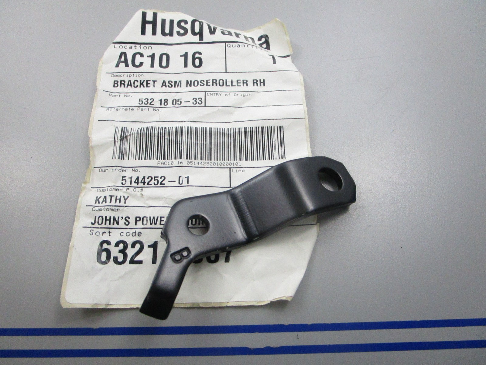 NEW OEM 532180533 Husqvarna Noseroller RH Bracket Assembly 0810