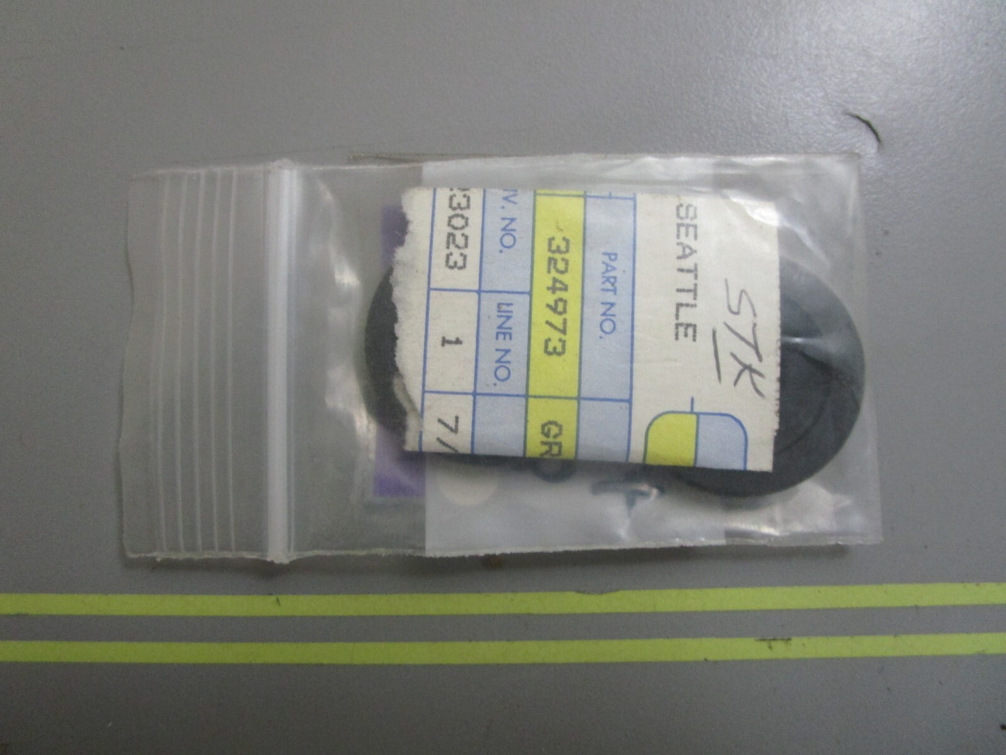 *NEW OEM* (LOT OF 2) 0810 OMC Johnson Evinrude Grommet 324973 0324973