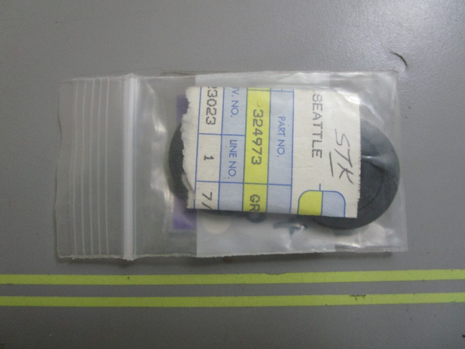 *NEW OEM* (LOT OF 2) 0810 OMC Johnson Evinrude Grommet 324973 0324973