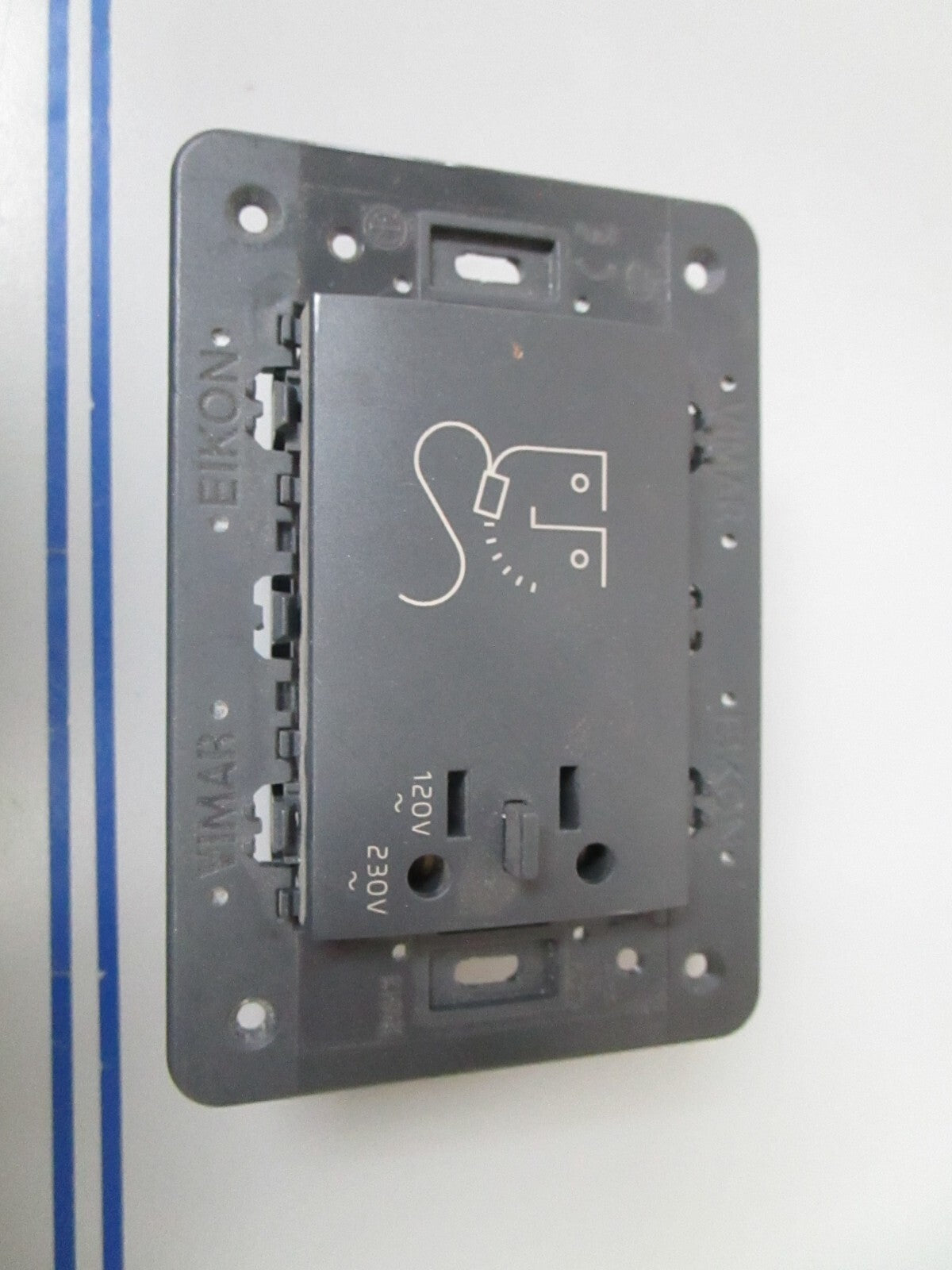 *NEW* 0720 Vimar Eikon PRI 230V Outlet Socket 14290