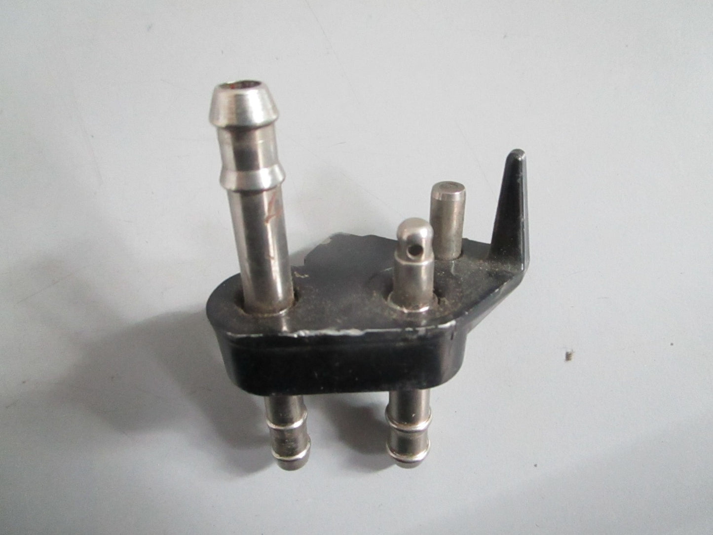 NEW OEM 394313 0394313 OMC Johnson Evinrude Fuel Connector 0820