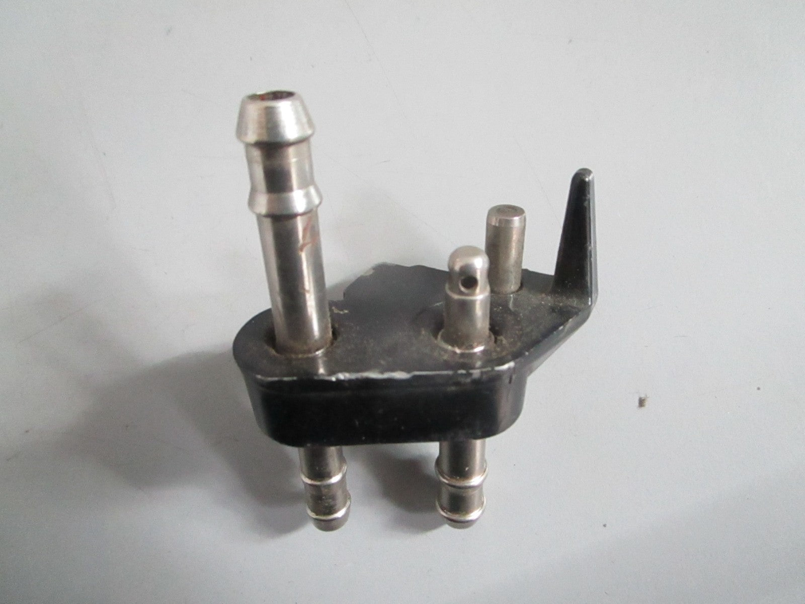 NEW OEM 394313 0394313 OMC Johnson Evinrude Fuel Connector 0820