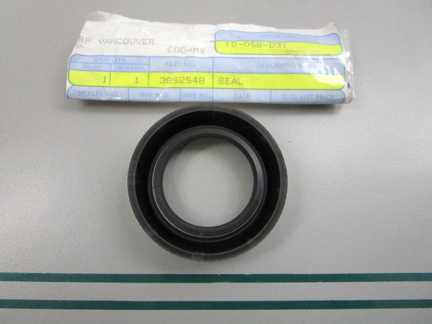 NEW OEM 3852548 OMC Johnson Evinrude Seal 0810