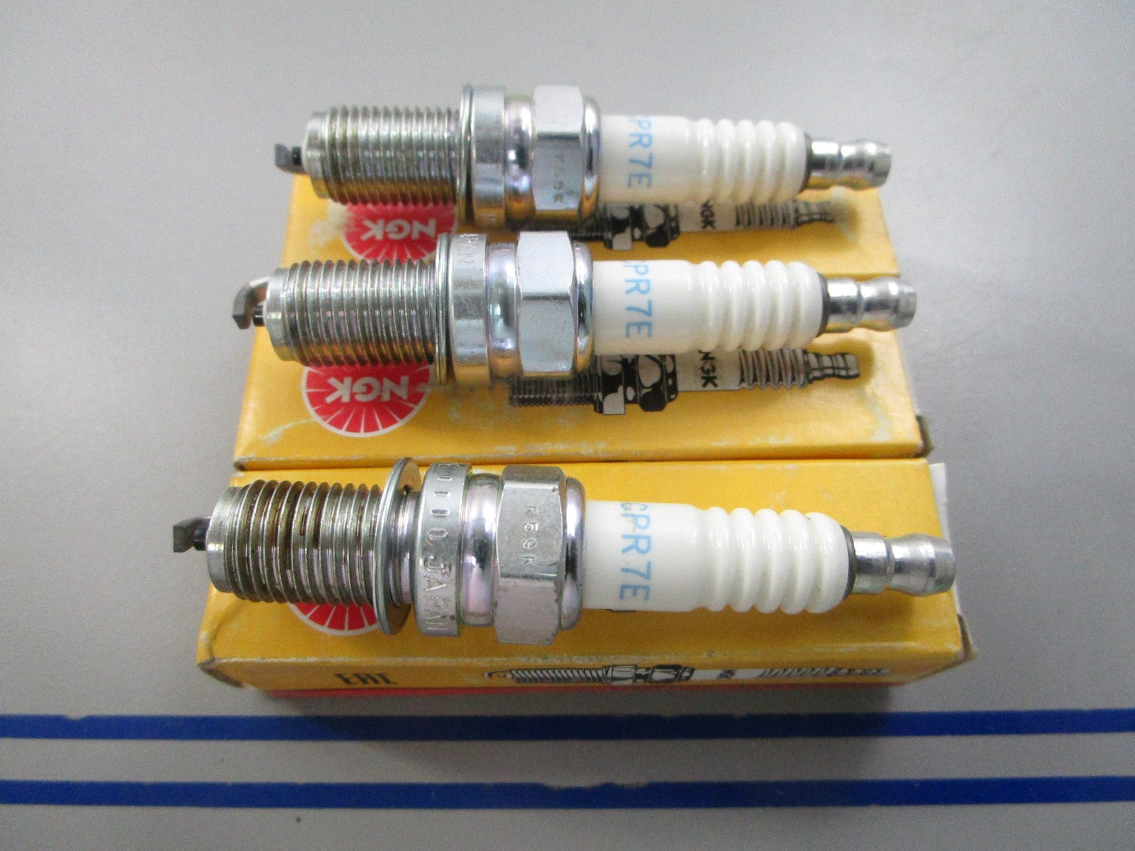 NEW (LOT OF 3) DCPR7E NGK Spark Plug 0810