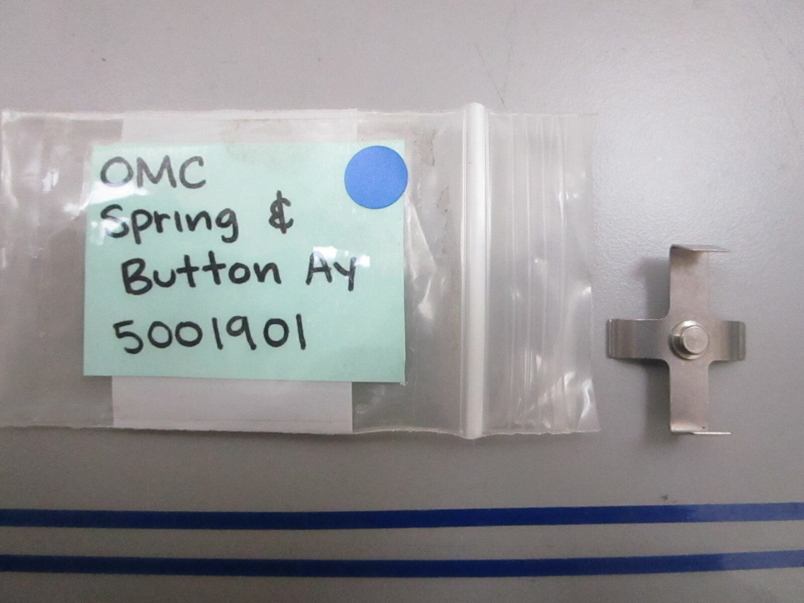 *NEW OEM* 0810 OMC Johnson Evinrude Spring & Button Assembly 5001901