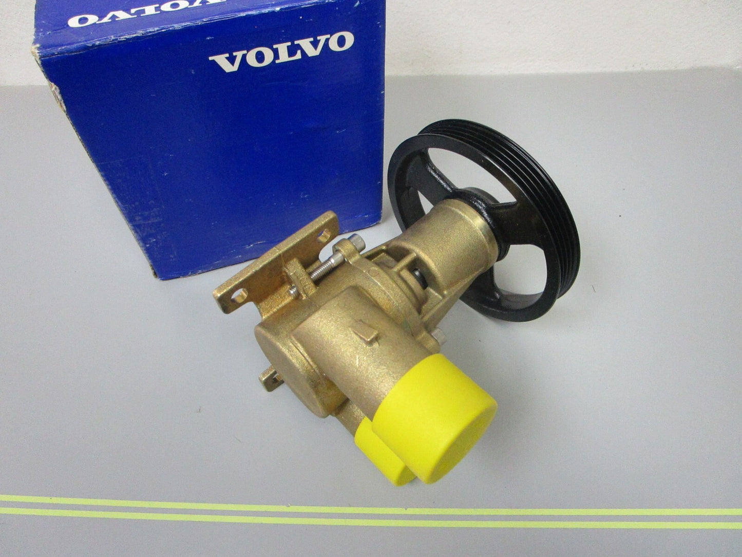 *NEW OEM* 0720 Volvo Raw Sea Water Pump 21379102
