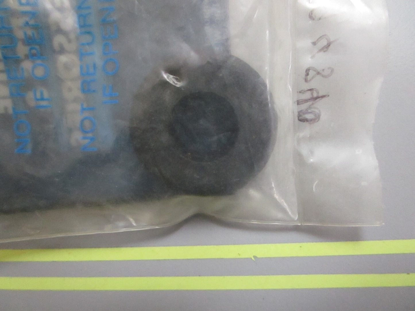 *NEW OEM* 0810 Mercury Quicksilver Grommet F94840