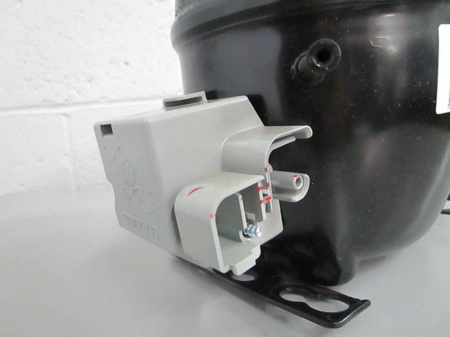 *NEW OEM* 0820 Electrolux Compressor Kit 5304475102
