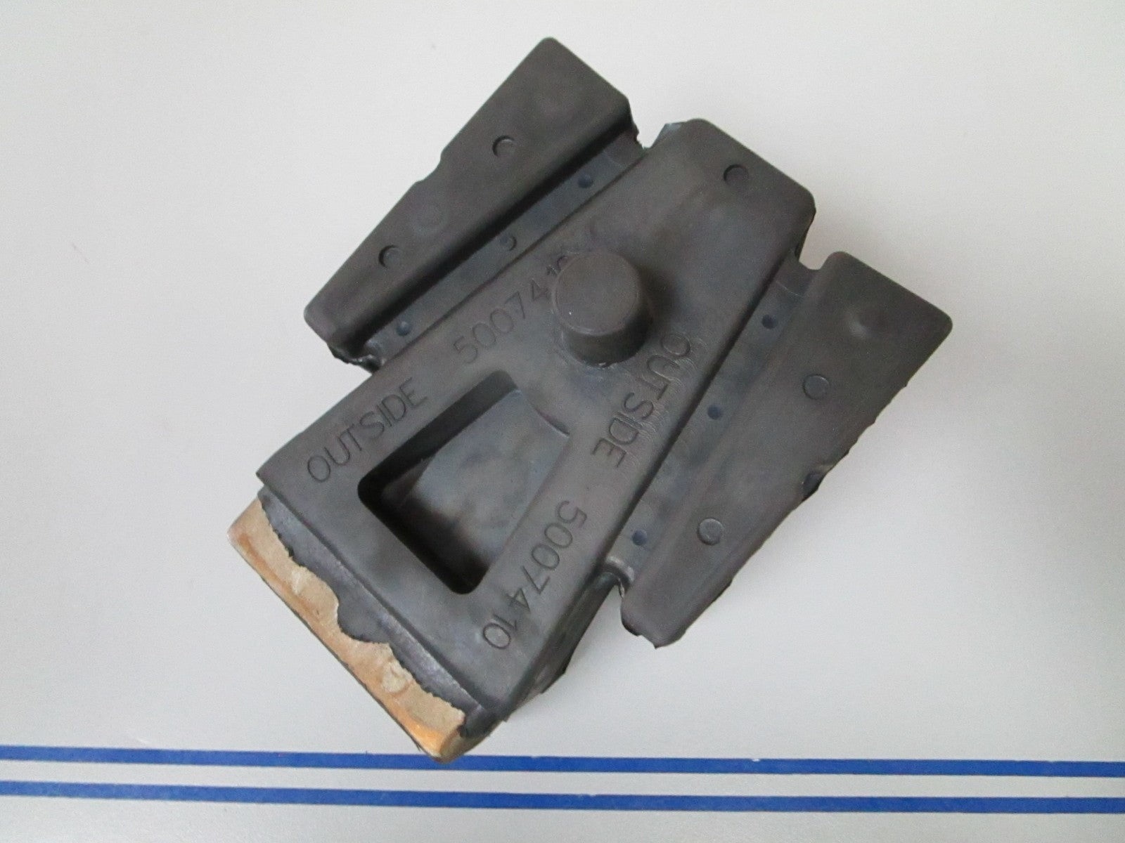 *NEW OEM* 0720 OMC Johnson Evinrude Lower Rubber Mount 5007410