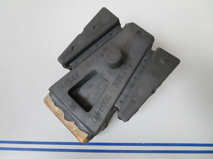 *NEW OEM* 0720 OMC Johnson Evinrude Lower Rubber Mount 5007410