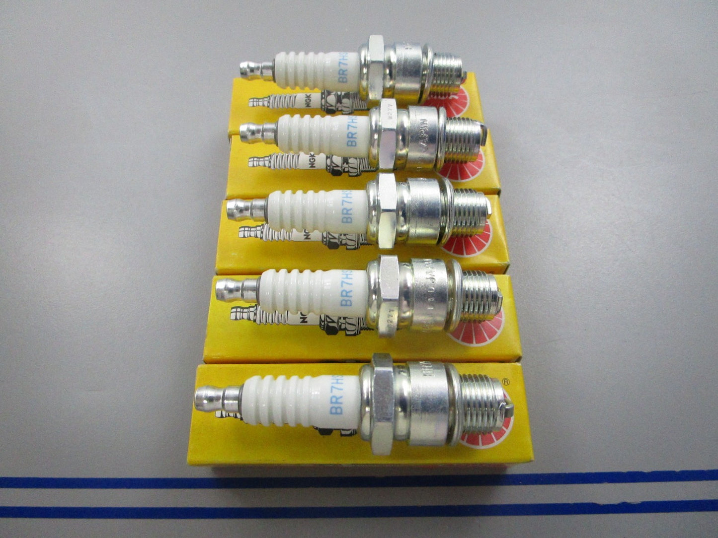NEW (LOT OF 5) BR7HS NGK Spark Plug 0810