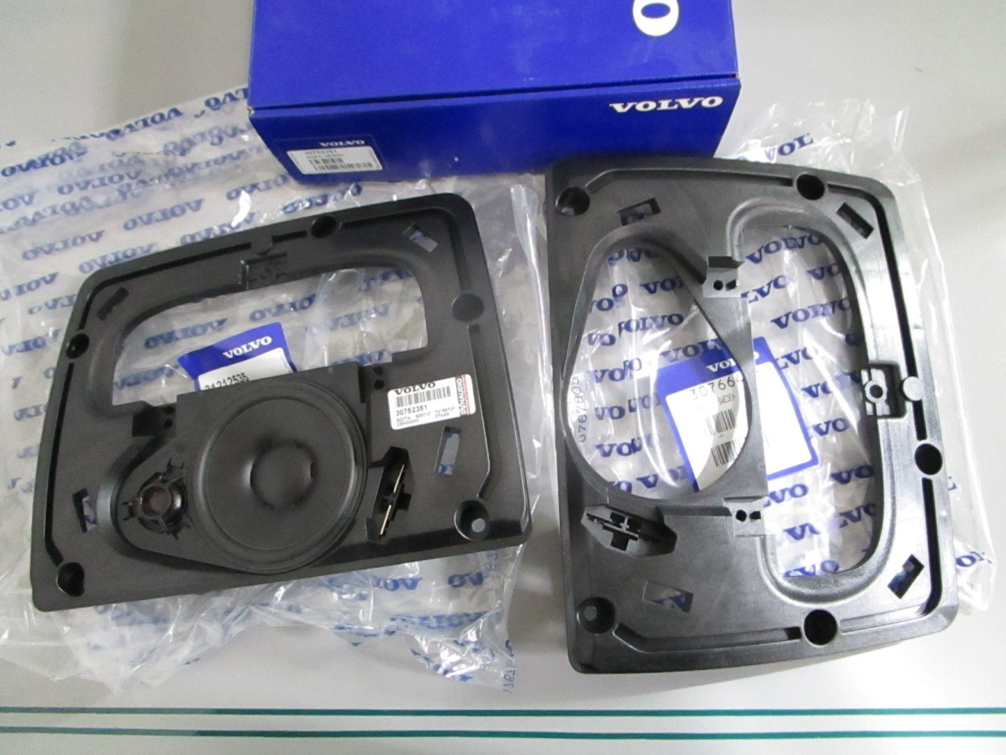 NEW OEM 30752351 Volvo Penta Dynaudio Center Speaker & Mount Kit 0820