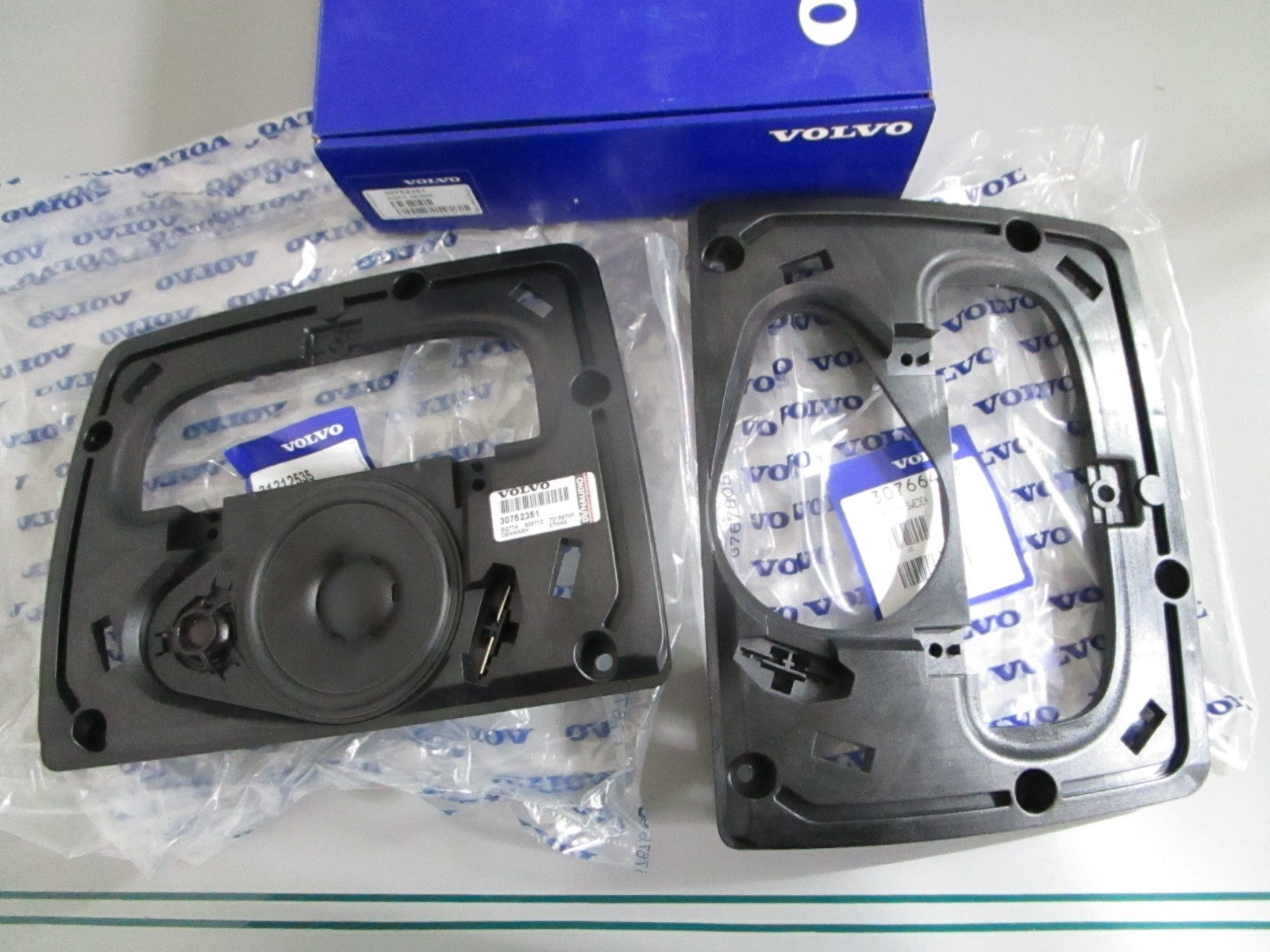 NEW OEM 30752351 Volvo Penta Dynaudio Center Speaker & Mount Kit 0820