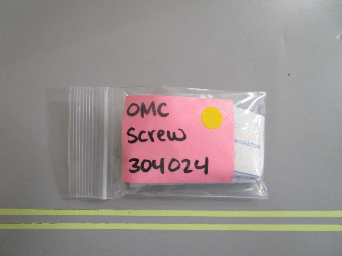 *NEW OEM* (LOT OF 2) 0810 OMC Johnson Evinrude Screw 304024 0304024