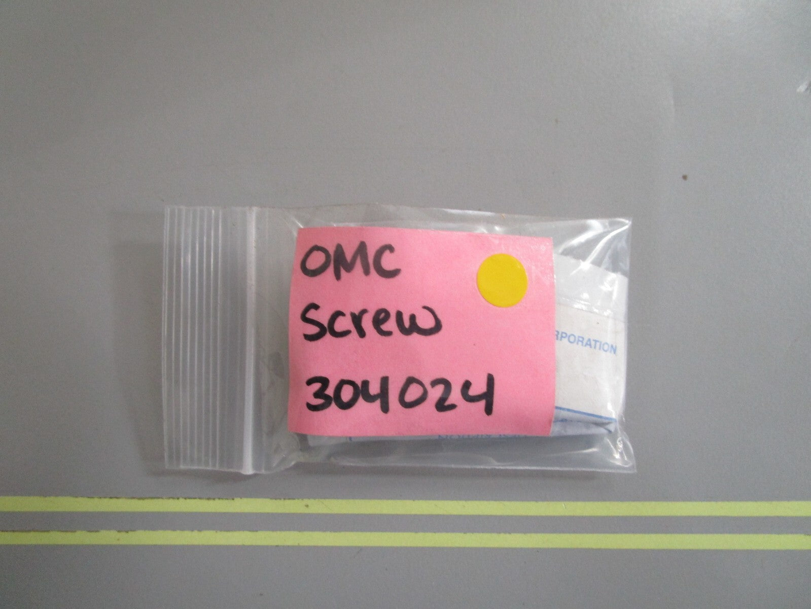 *NEW OEM* (LOT OF 2) 0810 OMC Johnson Evinrude Screw 304024 0304024