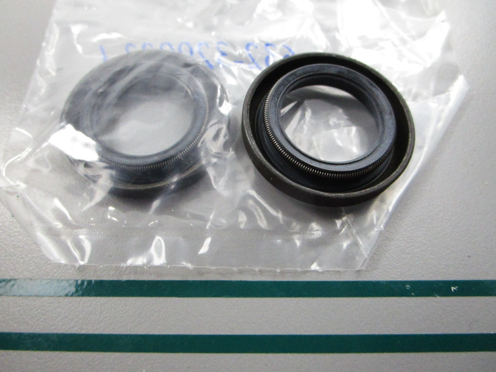 NEW OEM (LOT OF 2) 329922 0329922 OMC Johnson Evinrude Oil Seal 0810