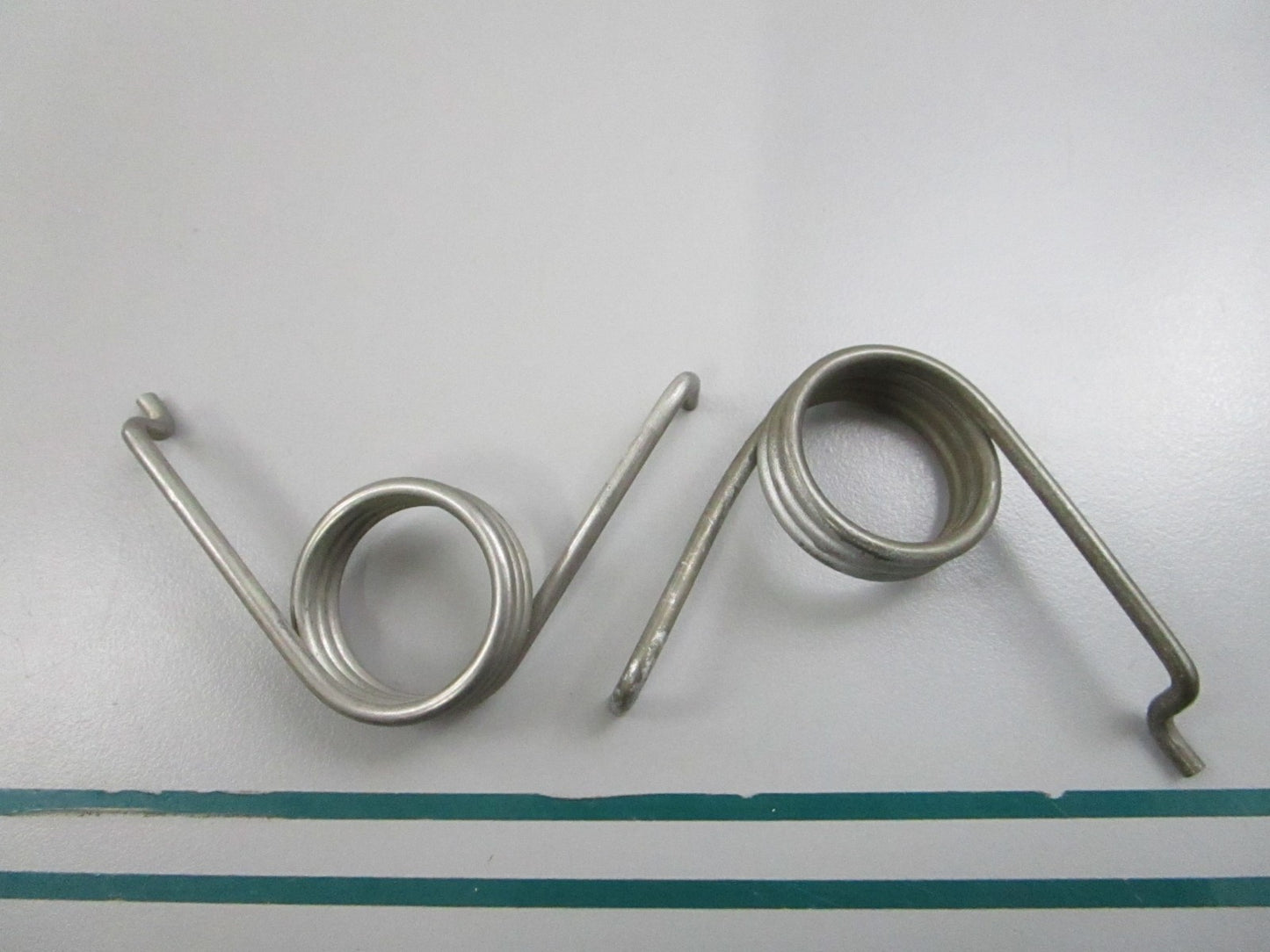 NEW OEM (LOT OF 2) 325528 0325528 OMC Johnson Evinrude Spring 0810
