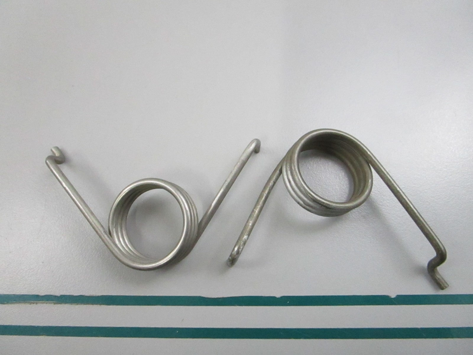 NEW OEM (LOT OF 2) 325528 0325528 OMC Johnson Evinrude Spring 0810