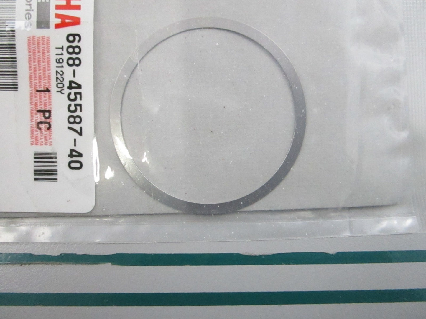 NEW OEM 688-45587-40-00 Yamaha (T:0.30mm) Shim 0810