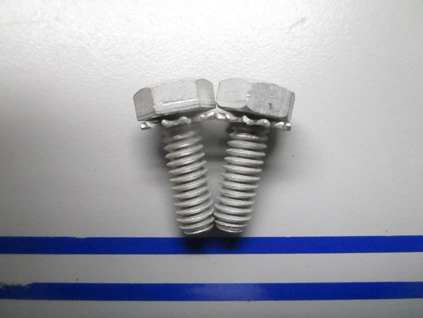 *NEW OEM* (LOT OF 2) 0810 OMC Johnson Evinrude Screw 551793 0551793
