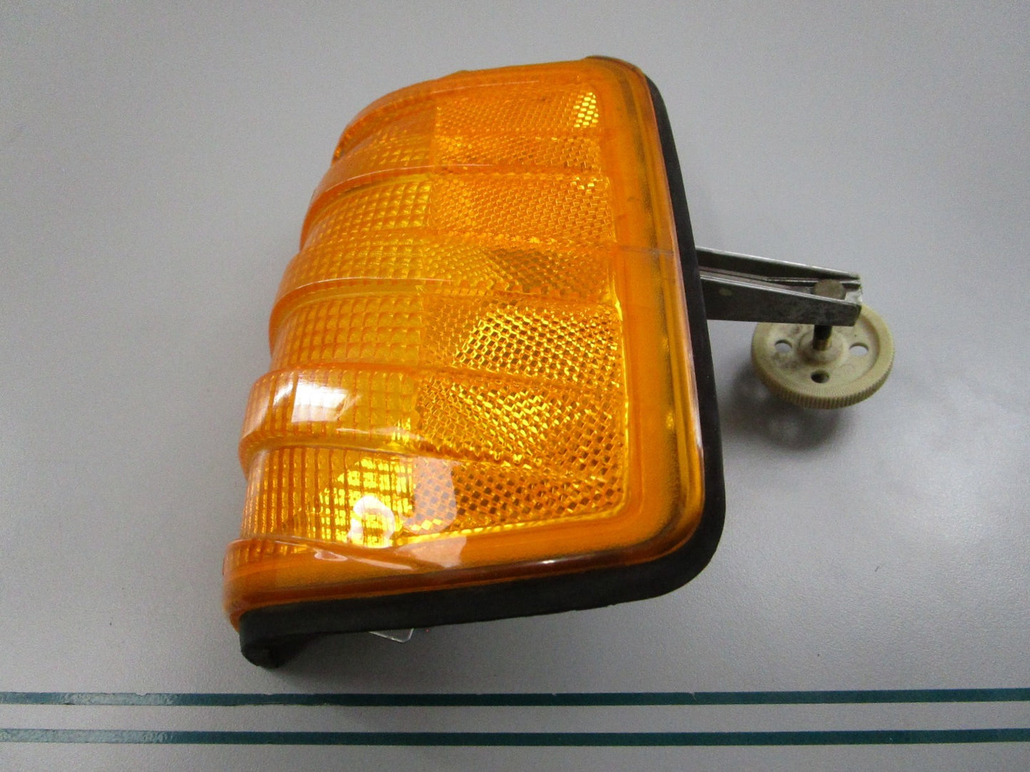 NEW OEM 2018260343 Mercedes-Benz Right Turn Signal Lens 0810