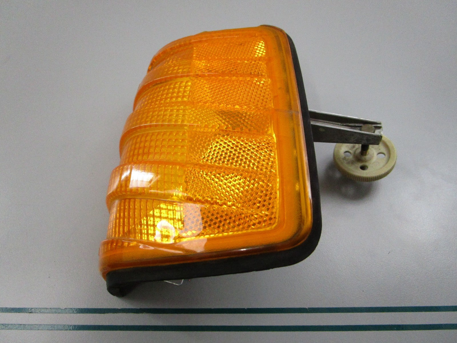 NEW OEM 2018260343 Mercedes-Benz Right Turn Signal Lens 0810